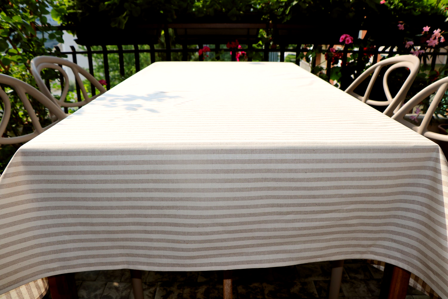Dettaglio righe tovaglia antimacchia a Bastoncini beige