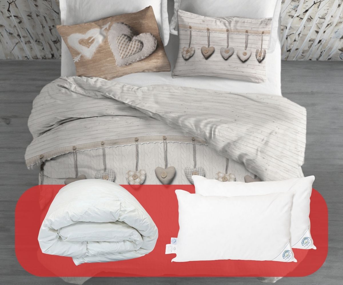Set matrimoniale Cuori appesi con copripiumino bianco in cotone con fantasia cuori beige, che contiene il piumino Fiocco in piuma d’oca e i due cuscini Issimo in piuma d’oca.