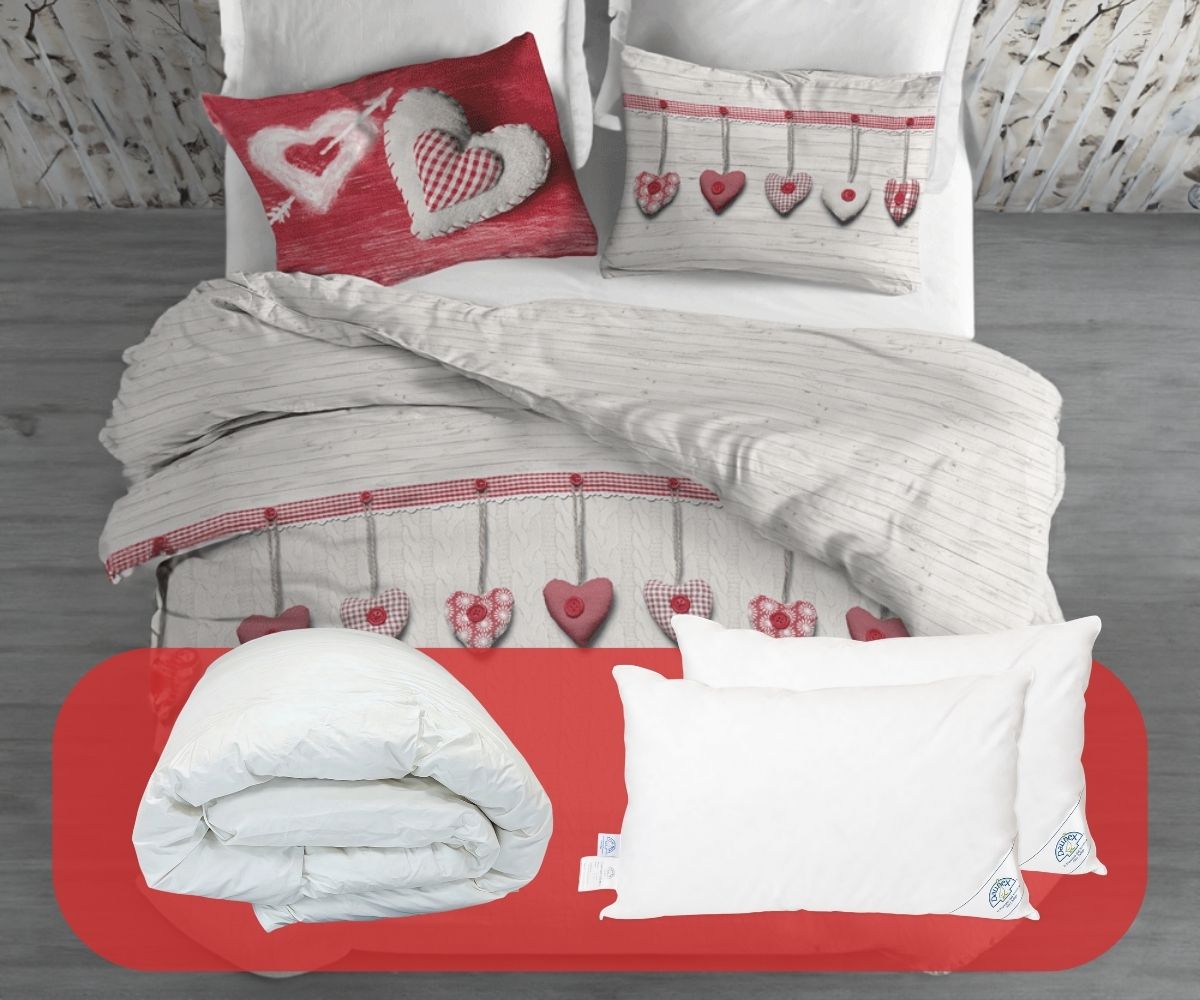 Set matrimoniale Cuori appesi con copripiumino bianco in cotone con fantasia cuori rossi, che contiene il piumino Fiocco in piuma d’oca e i due cuscini Issimo in piuma d’oca.