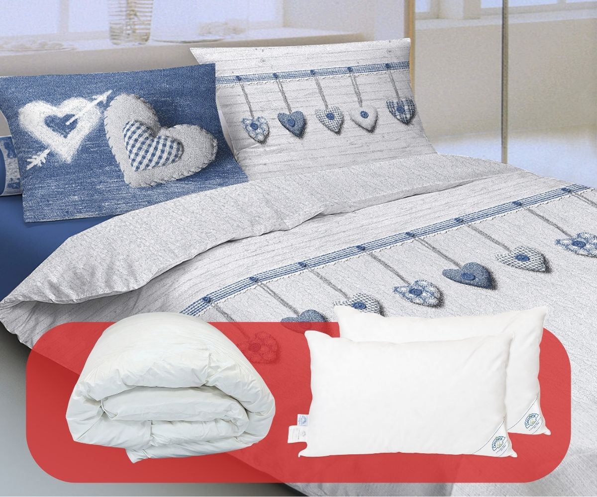 Set matrimoniale Cuori appesi con copripiumino bianco in cotone con fantasia cuori blu, che contiene il piumino Fiocco in piuma d’oca e i due cuscini Issimo in piuma d’oca.