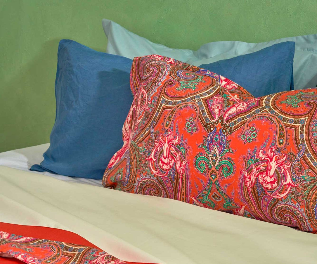 Guanciali letto con federe con fantasia stampata multicolor