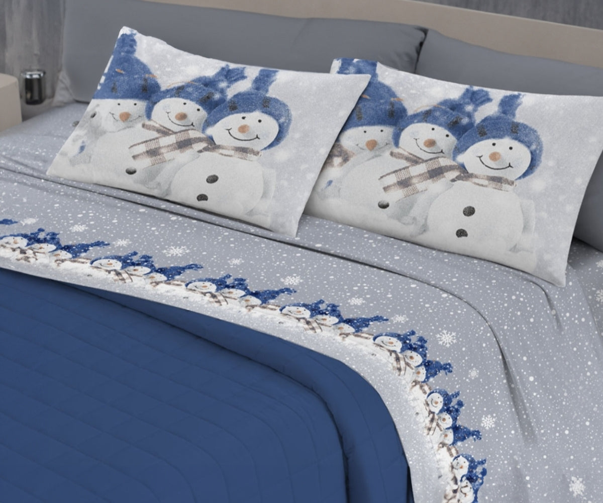 Completo letto in flanella di cotone blu con federe e lenzuolo sopra con fantasia pupazzi di neve blu