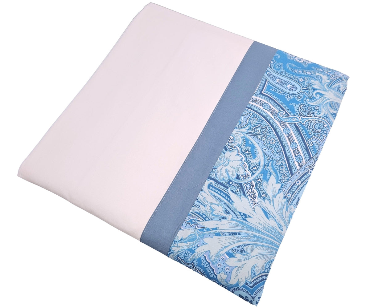 Dettaglio lenzuola piegate celesti