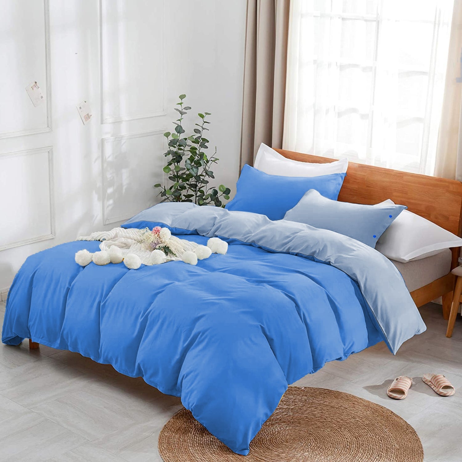 camera da letto con letto matrimoniale rivestito da parure blu