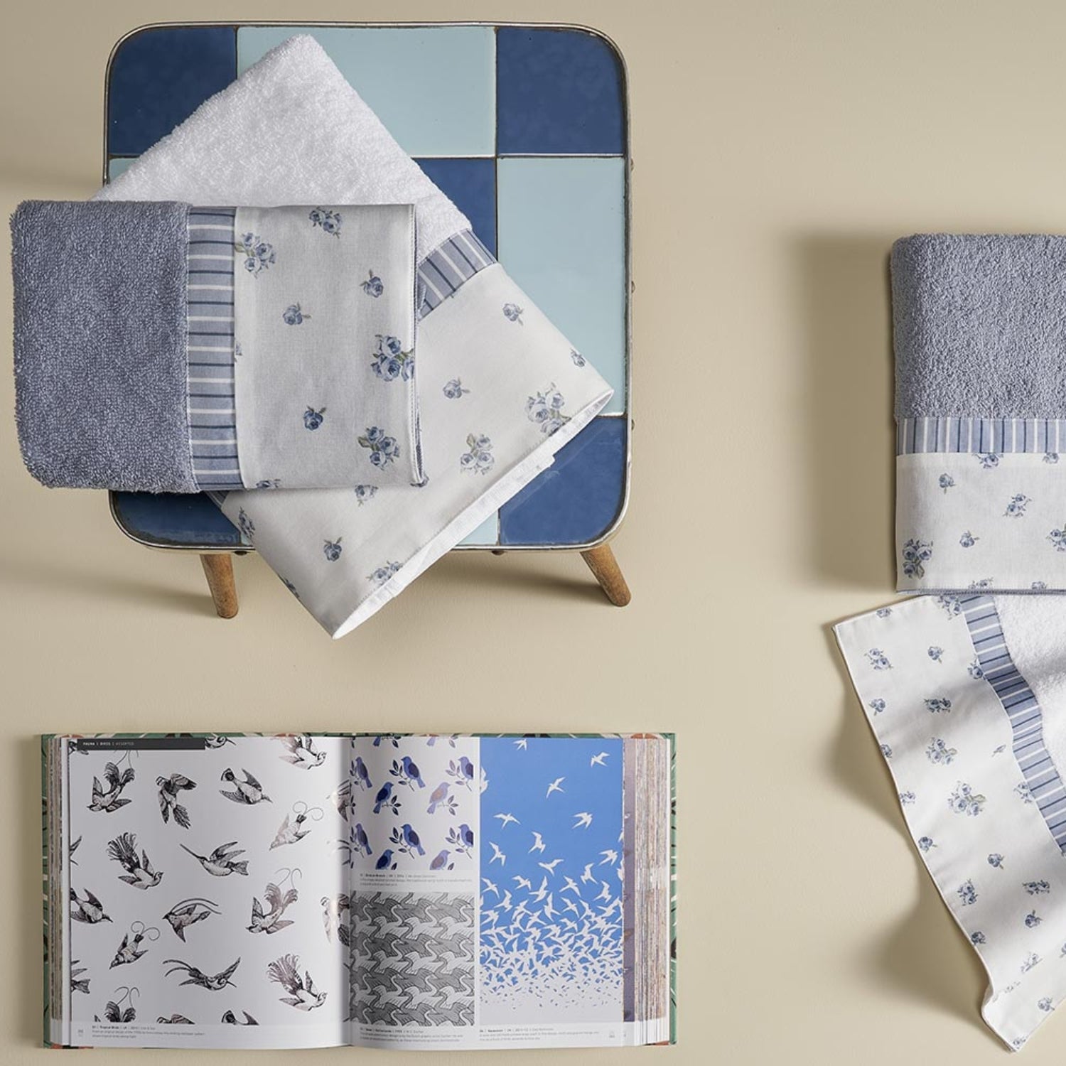 varie fantasie di asciugamani per bagno blu