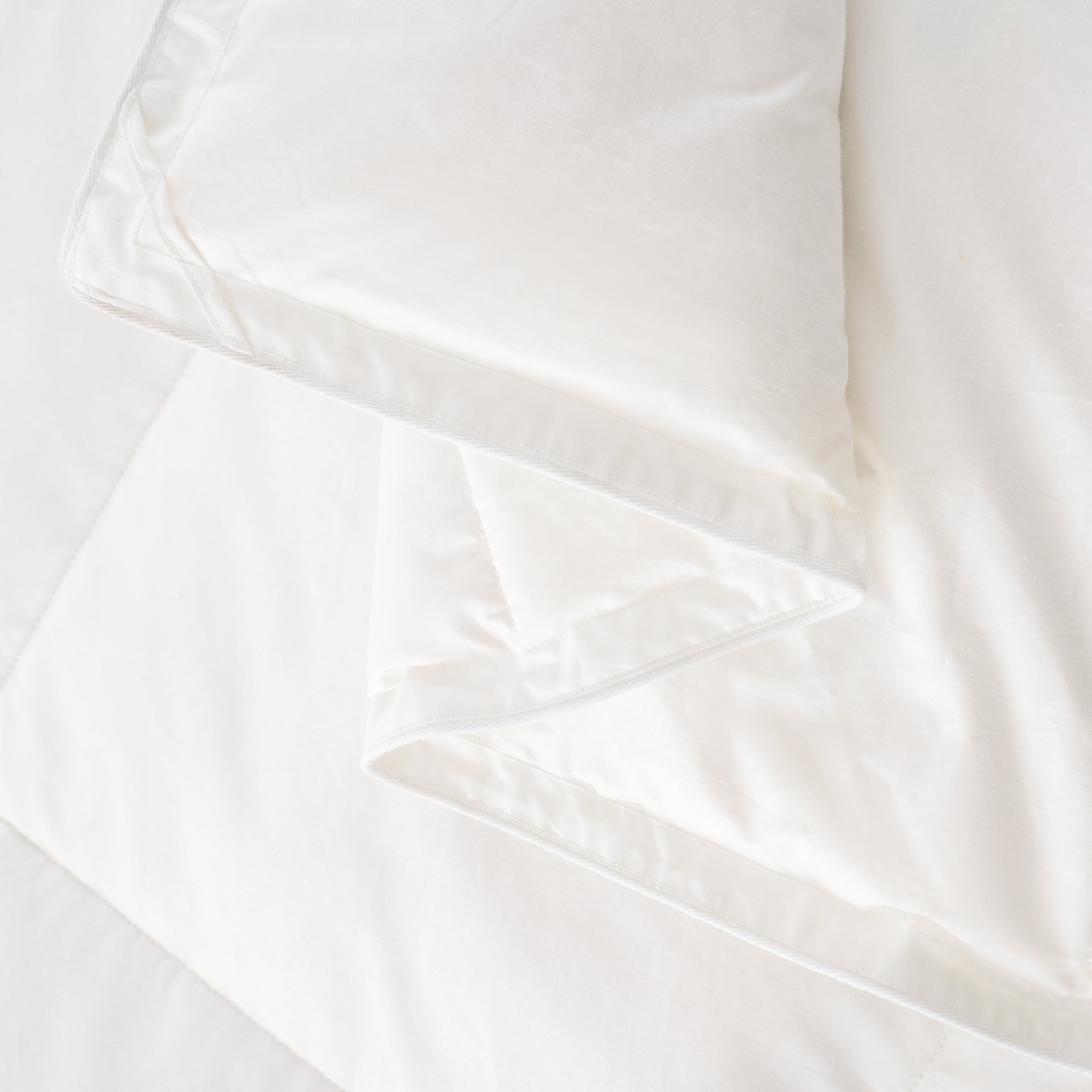 Piumino PIUMETTA – dettaglio cucitura e bordo, trapuntatura a quadri fissi