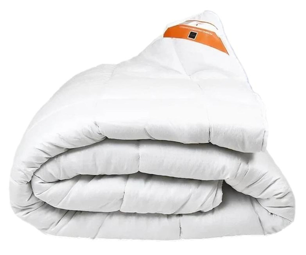 Piumino anallergico per letto bianco con etichetta arancione ripiegato su se stesso, modello Damast della Daunex