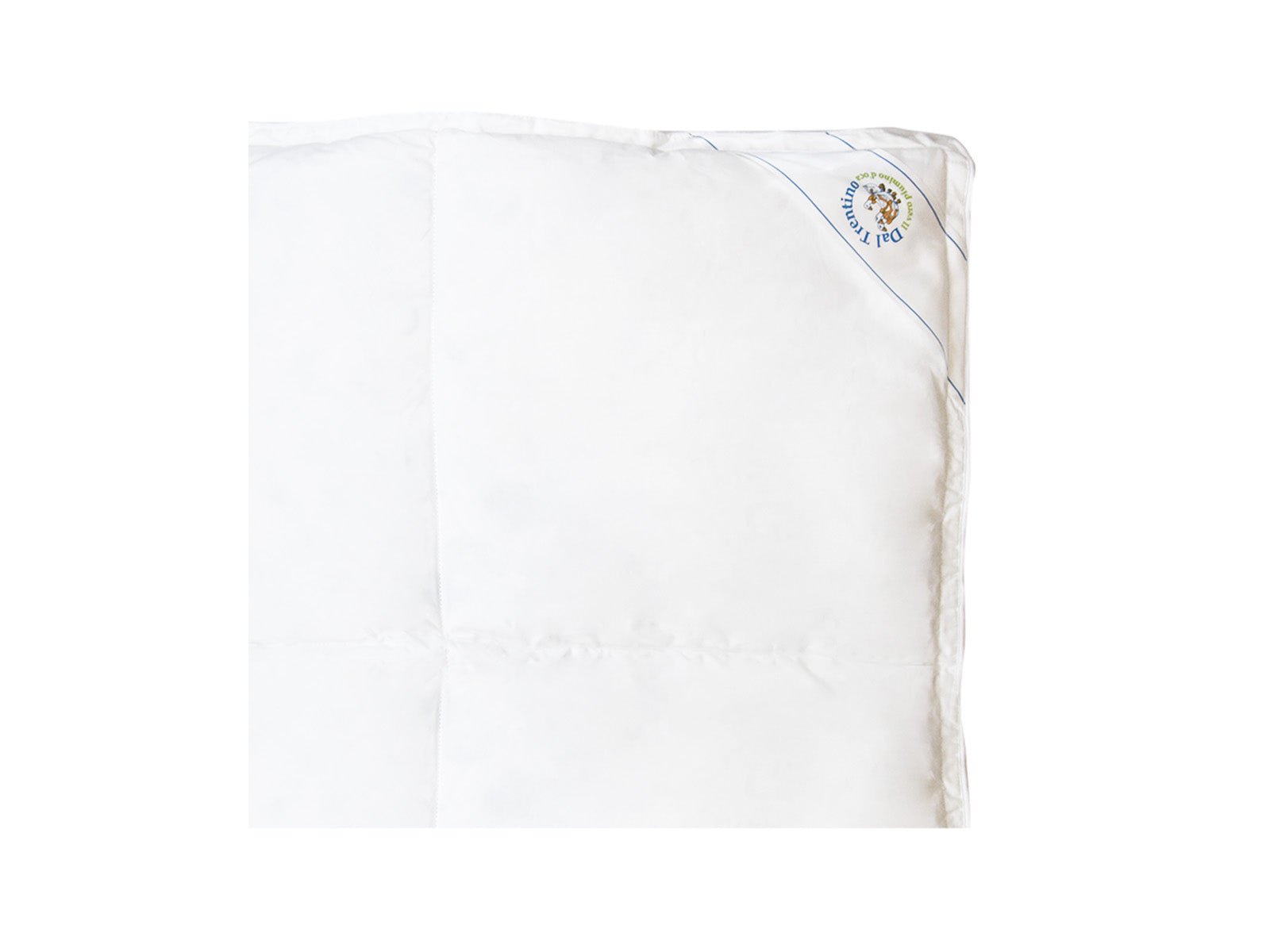 Dettaglio etichetta e trapuntatura del piumino letto in piuma d'oca del trentino Daunex