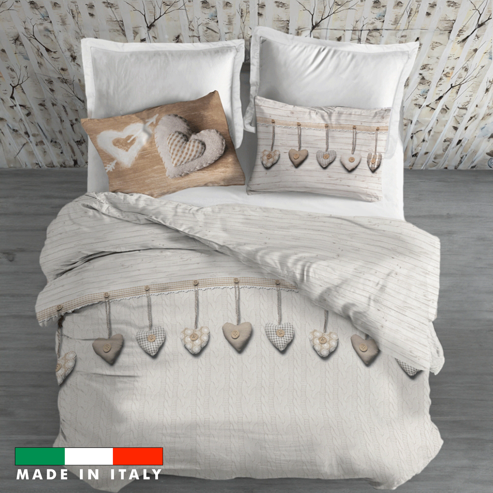 Parure copripiumino cuori appesi beige con federe e fantasia su un letto matrimoniale con lenzuolo sopra bianco e altre due federe bianche