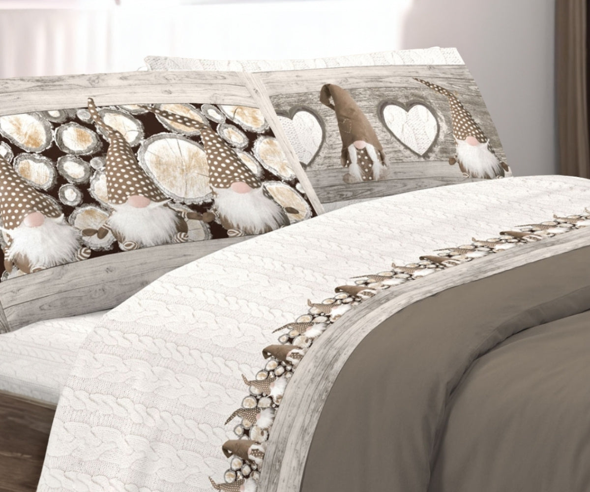 Completo letto matrimoniale beige con federe con fantasia stampata gnomi beige, realizzata graficamente