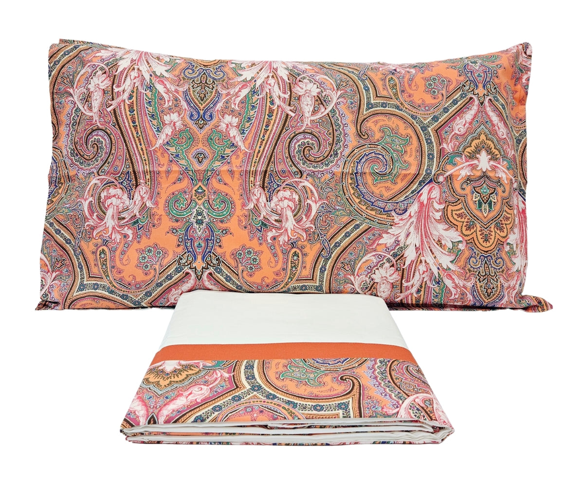 Completo letto con federa con una fantasia multicolor, tendente al rosso