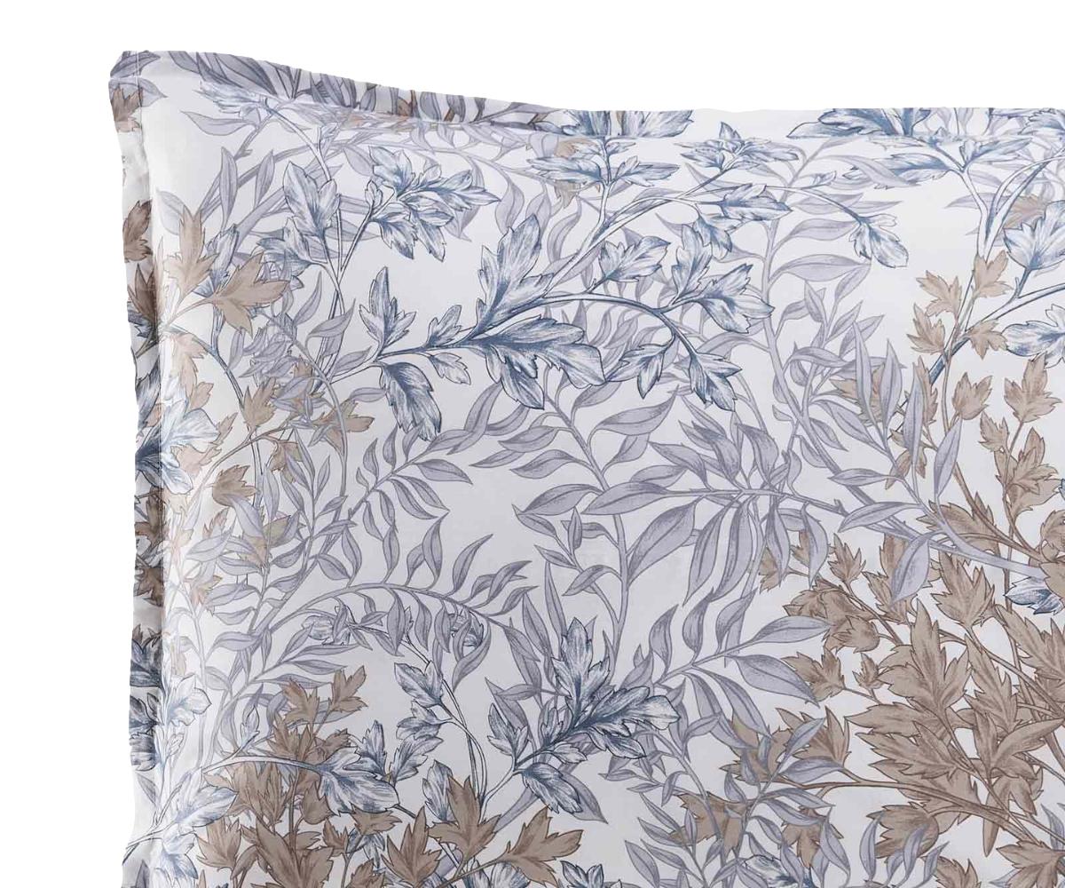 Dettaglio federa del completo letto con fantasia natura celeste