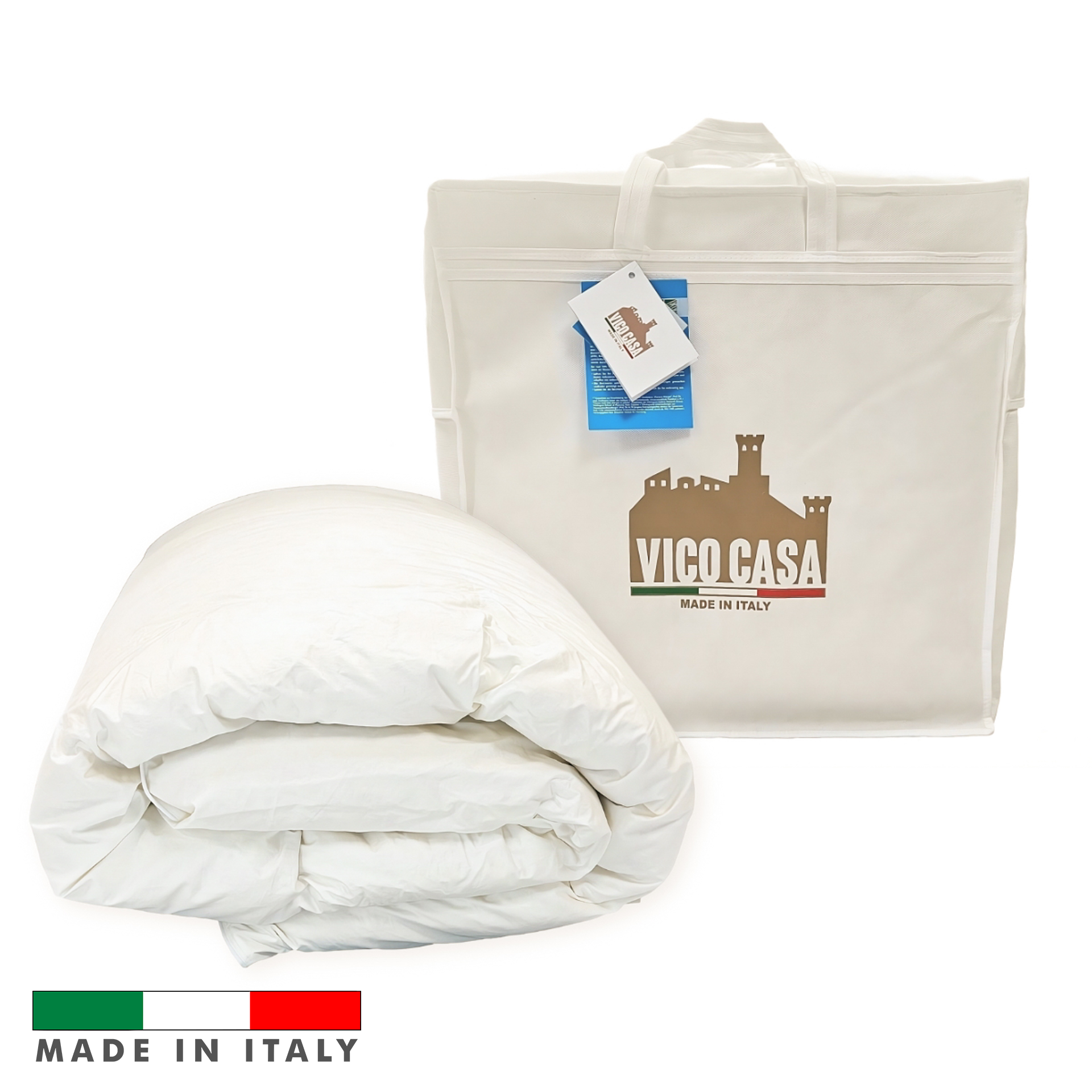 Piumino da letto bianco in piuma d'oca ripiegato con dietro la sacca bianca con logo Vico Casa Made in Italy