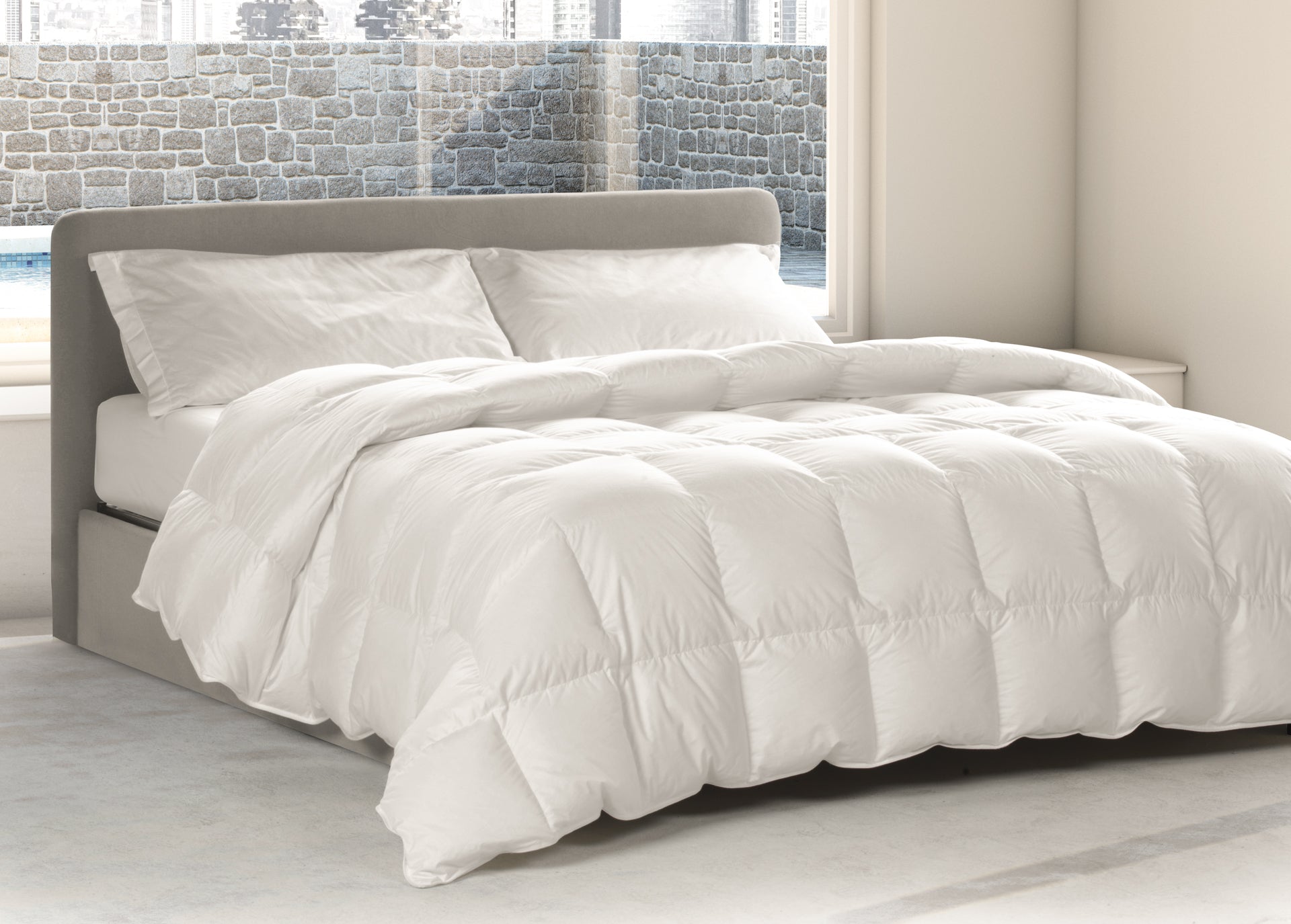 Piumino letto Matrimoniale Fiocco in piuma d'oca nella camera da letto con la vetrata sullo sfondo